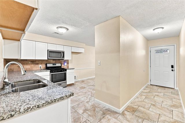 426 Corley Drive, Highlands, TX 77562