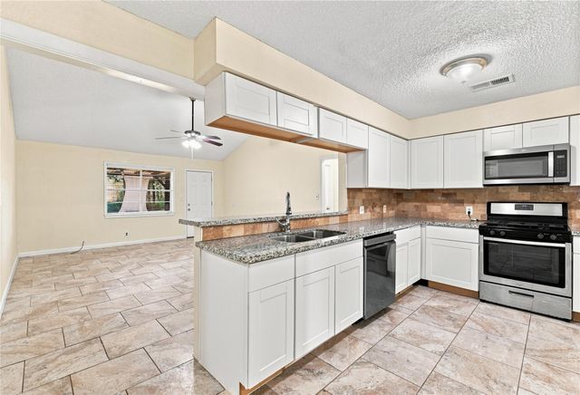 426 Corley Drive, Highlands, TX 77562