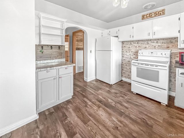 331 E Varnum Street, Munising, MI 49862