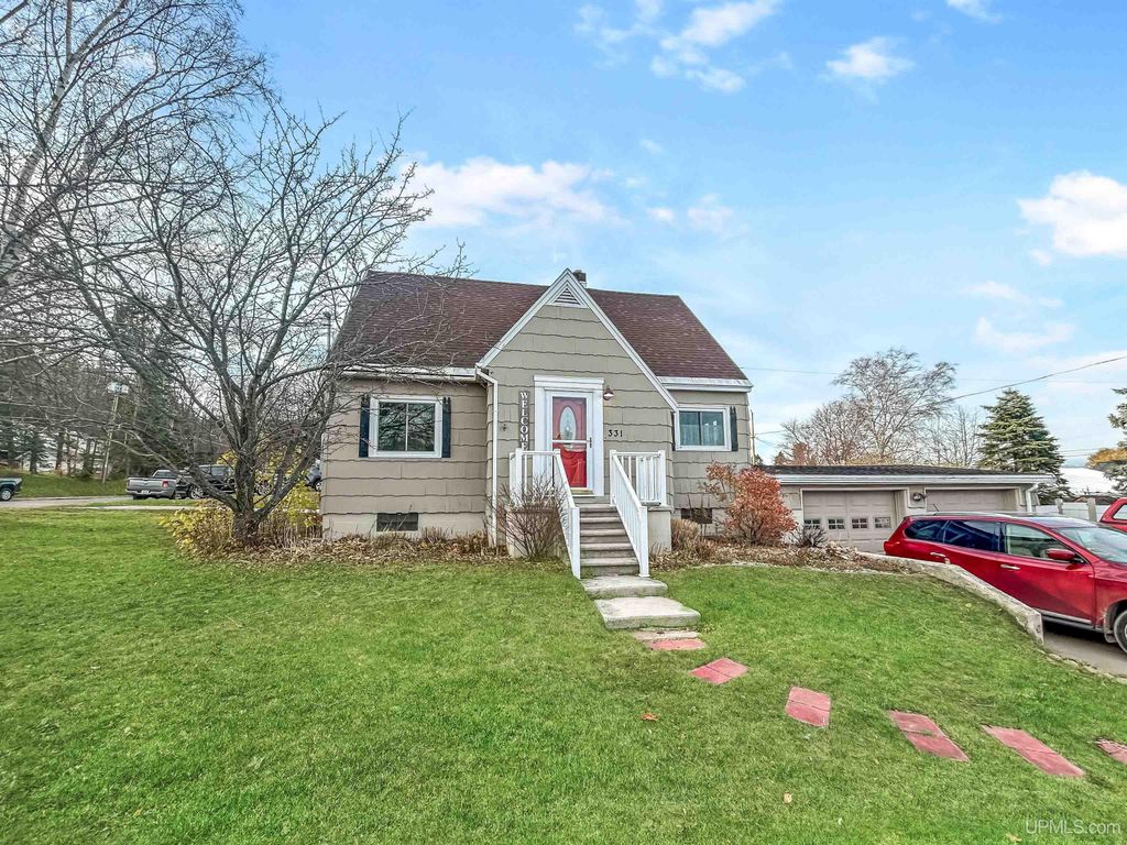 331 E Varnum Street, Munising, MI 49862
