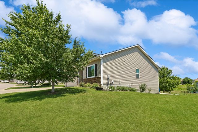 1215 Blue Bonnet Drive, Carlisle, IA 50047