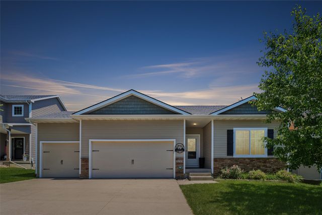 1215 Blue Bonnet Drive, Carlisle, IA 50047