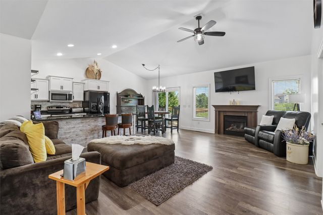 1215 Blue Bonnet Drive, Carlisle, IA 50047