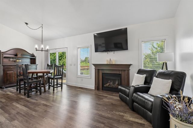 1215 Blue Bonnet Drive, Carlisle, IA 50047