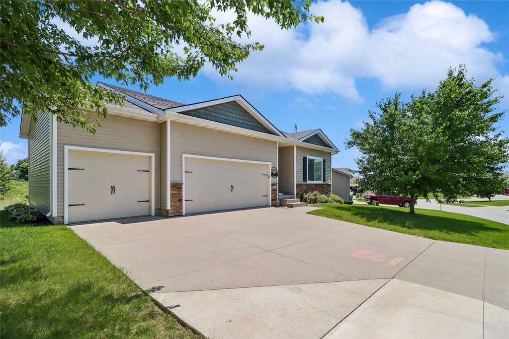 1215 Blue Bonnet Drive, Carlisle, IA 50047
