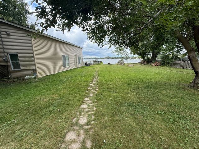 701 LAKE SHORE Drive, Wauconda, IL 60084
