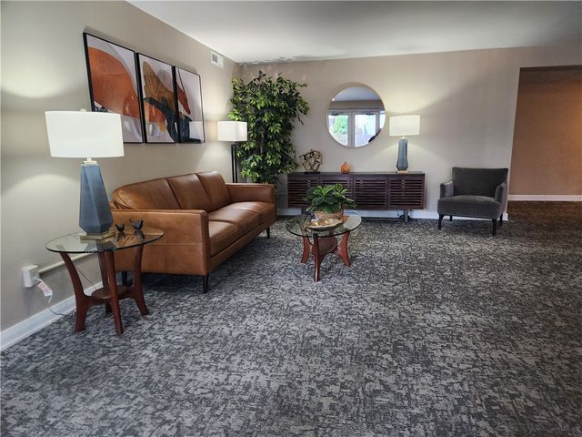 301 S HOME 411, Avalon, PA 15202