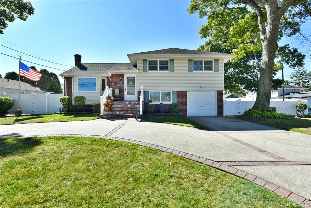 283 W Gates Avenue, Lindenhurst, NY 11757 — exterior