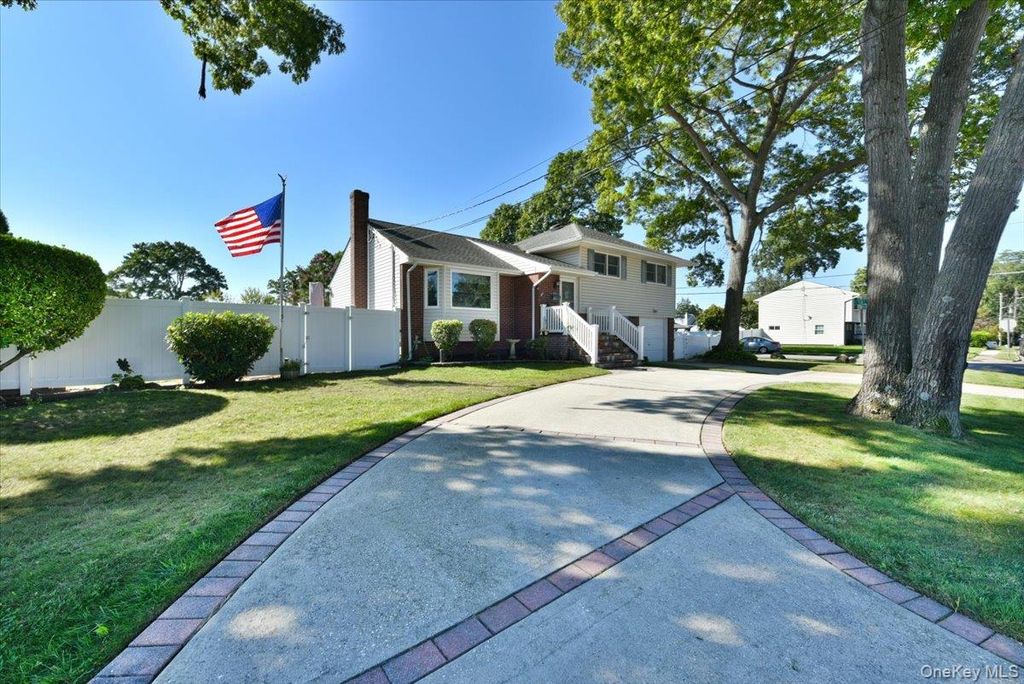 283 W Gates Avenue, Lindenhurst, NY 11757 — photo 2