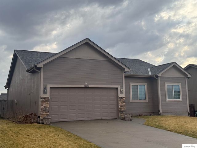 8813 S 69 Circle, Papillion, NE 68133