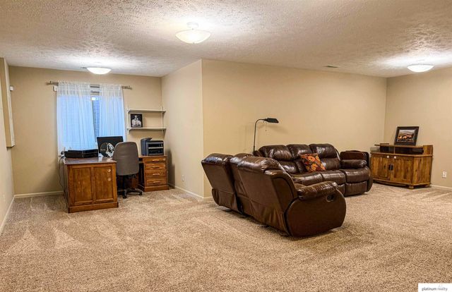 8813 S 69 Circle, Papillion, NE 68133