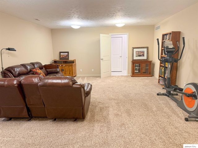 8813 S 69 Circle, Papillion, NE 68133
