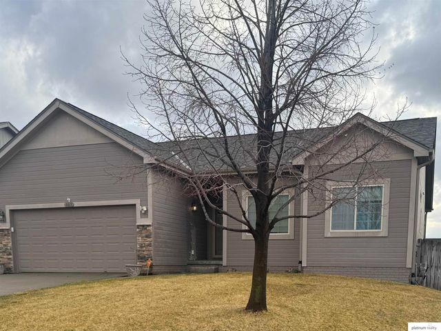 8813 S 69 Circle, Papillion, NE 68133