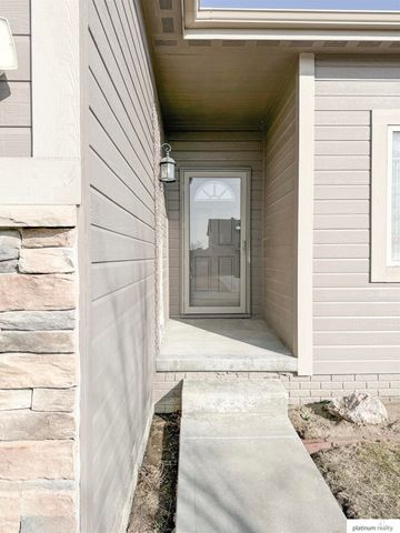 8813 S 69 Circle, Papillion, NE 68133