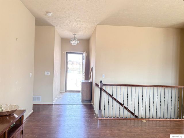 8813 S 69 Circle, Papillion, NE 68133