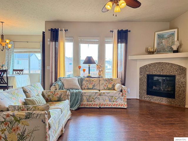 8813 S 69 Circle, Papillion, NE 68133