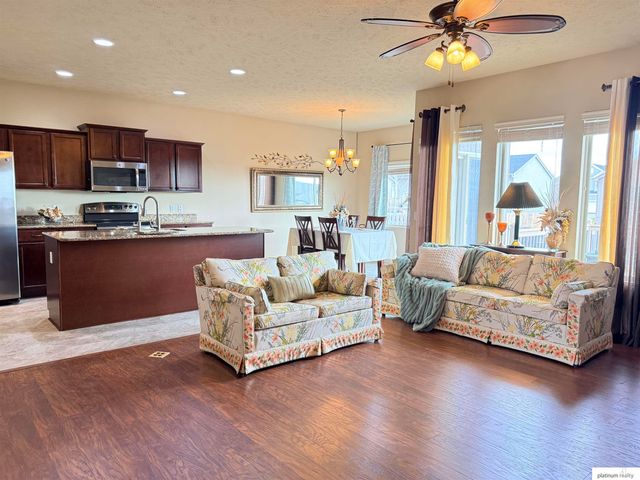 8813 S 69 Circle, Papillion, NE 68133