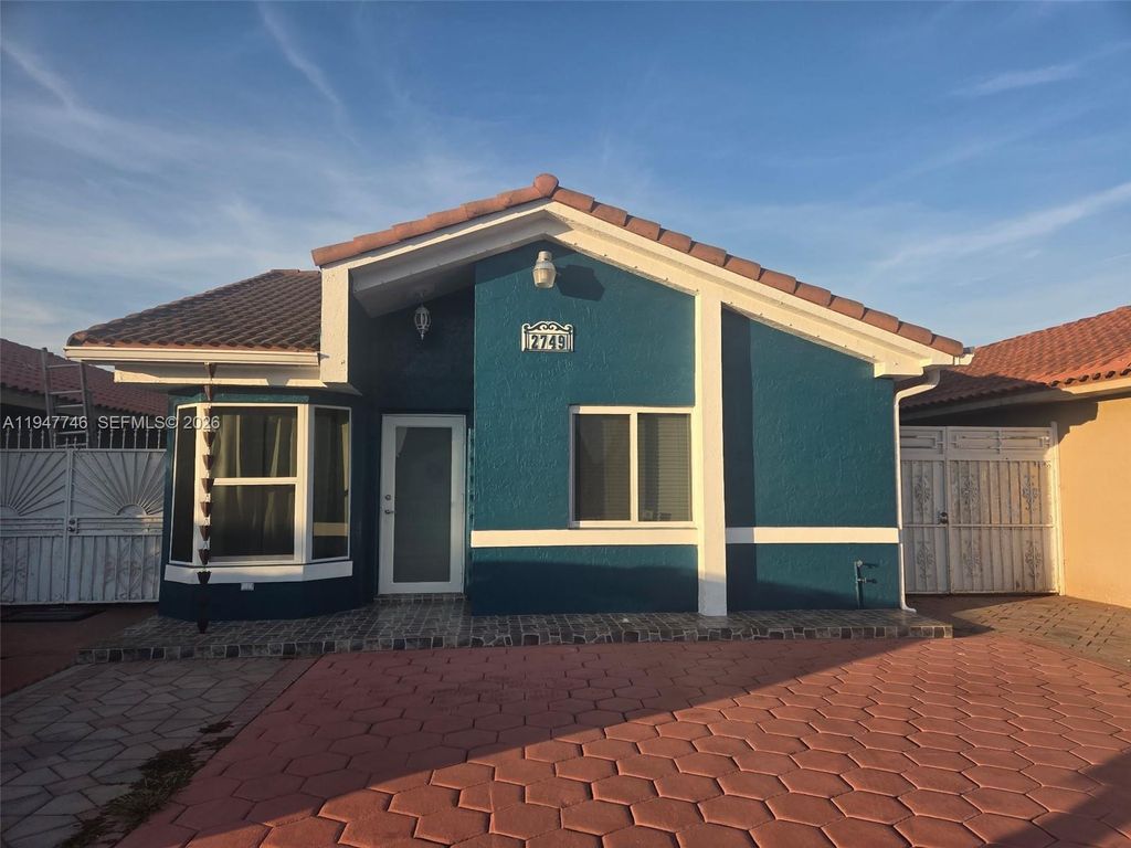 2749 W 73rd Pl, Hialeah, FL 33016