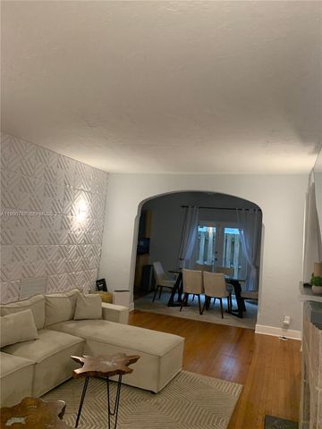 329 W 28th St, Miami Beach, FL 33140