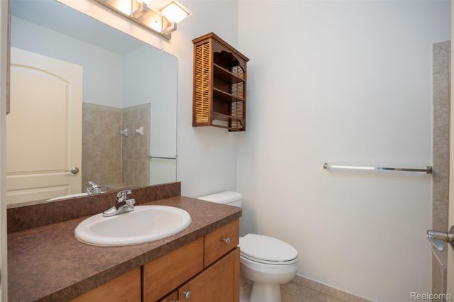 49290 Wayburn Drive, Macomb Township, MI 48042