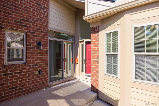 49290 Wayburn Drive, Macomb Township, MI 48042