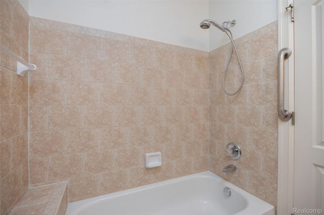 49290 Wayburn Drive, Macomb Township, MI 48042