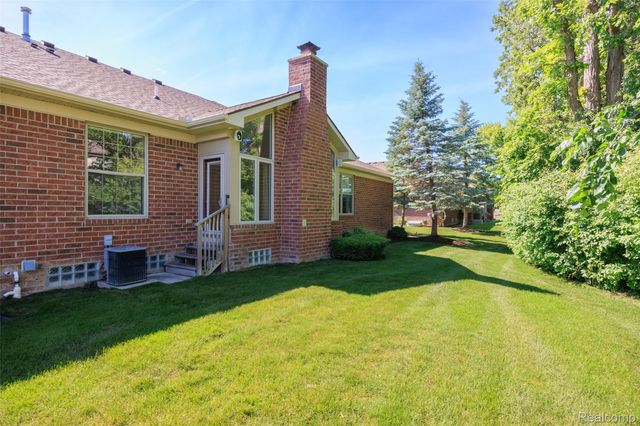 49290 Wayburn Drive, Macomb Township, MI 48042