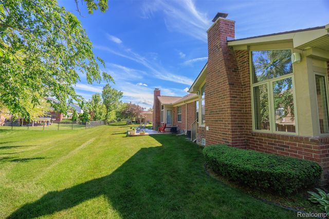 49290 Wayburn Drive, Macomb Township, MI 48042