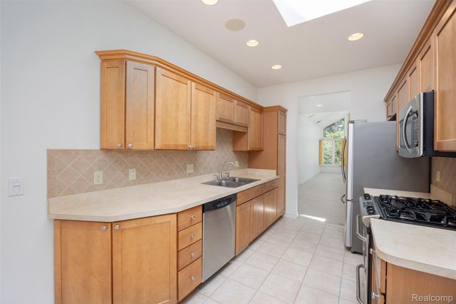 49290 Wayburn Drive, Macomb Township, MI 48042
