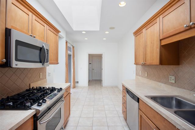 49290 Wayburn Drive, Macomb Township, MI 48042