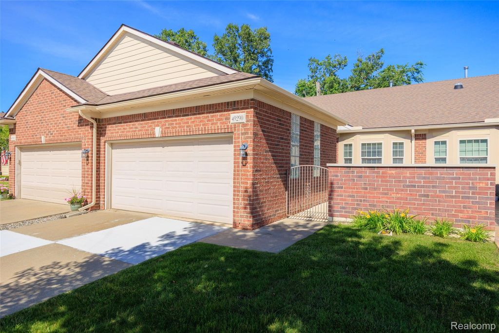 49290 Wayburn Drive, Macomb Township, MI 48042