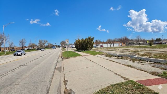 525 S Addison Road, Addison, IL 60101