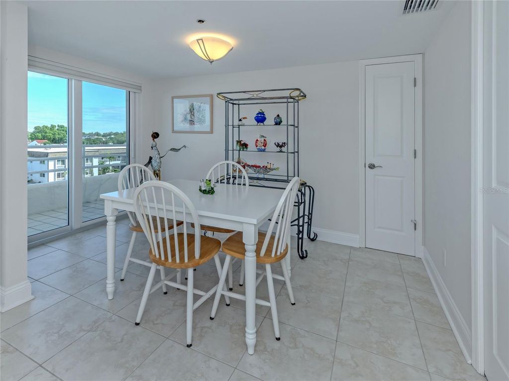 Image 14 of property listing at 550 W FLAMINGO DRIVE 301, Venice, FL 34285