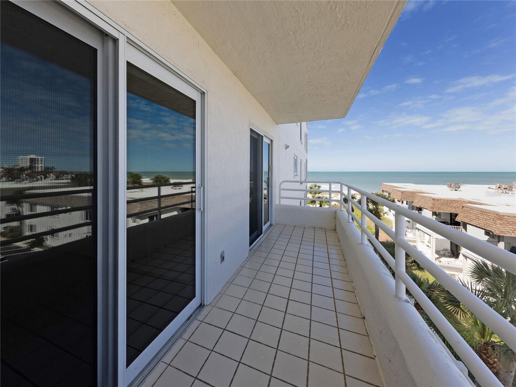 Image 15 of property listing at 550 W FLAMINGO DRIVE 301, Venice, FL 34285