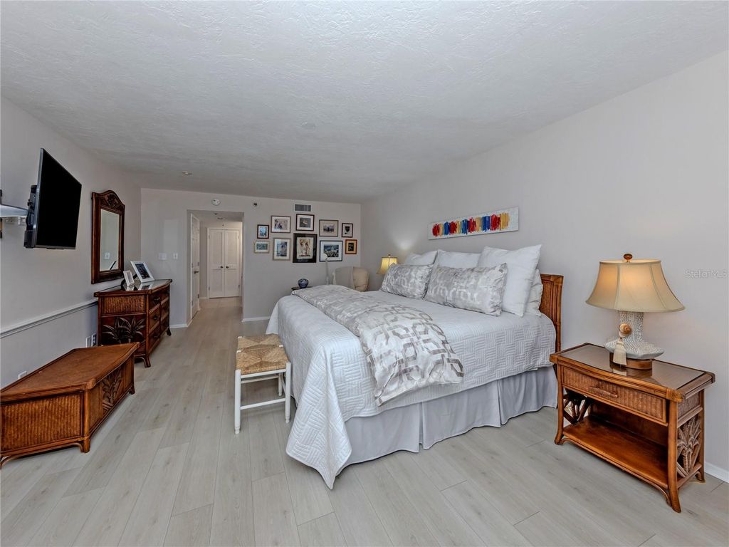 Image 21 of property listing at 550 W FLAMINGO DRIVE 301, Venice, FL 34285