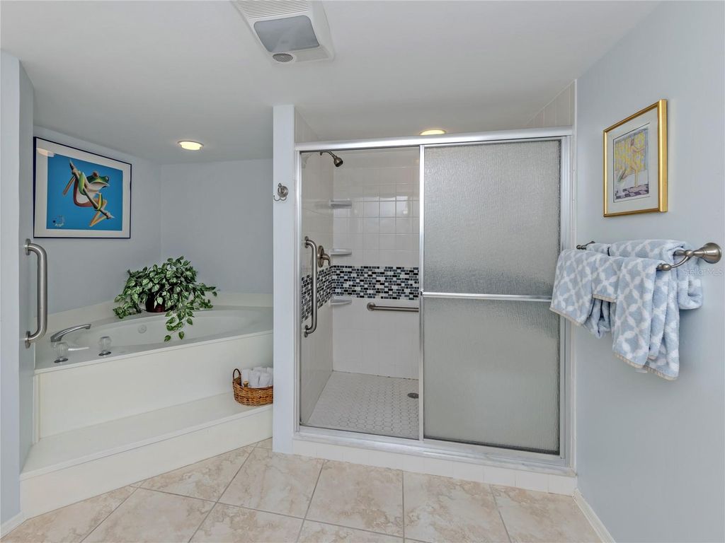 Image 23 of property listing at 550 W FLAMINGO DRIVE 301, Venice, FL 34285