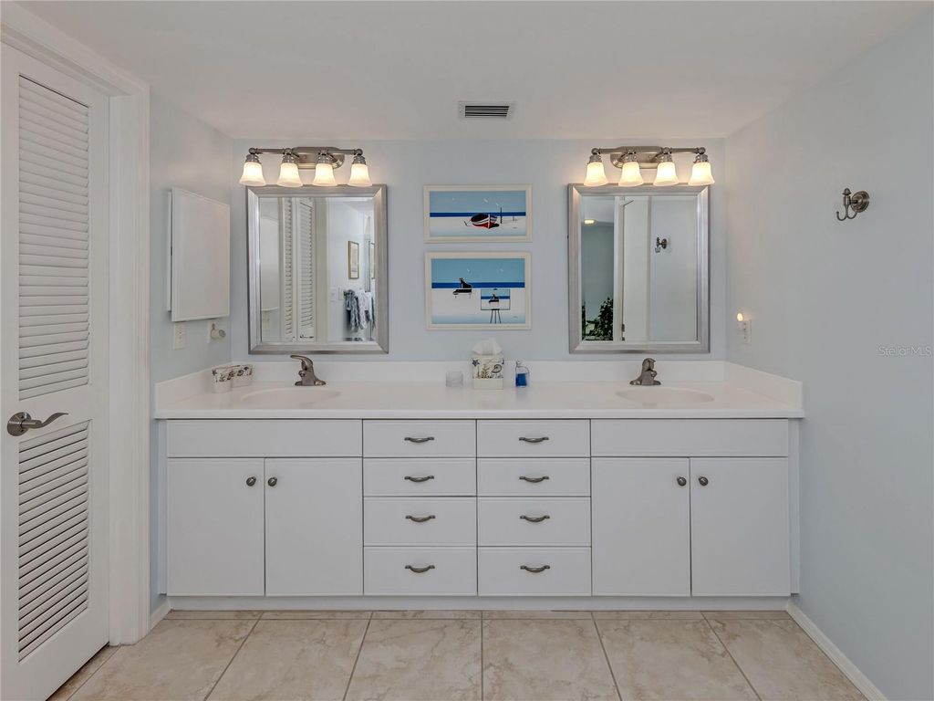 Image 24 of property listing at 550 W FLAMINGO DRIVE 301, Venice, FL 34285