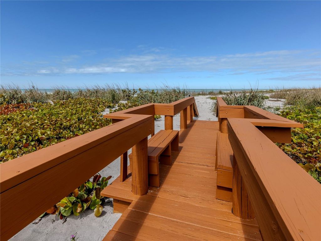 Image 36 of property listing at 550 W FLAMINGO DRIVE 301, Venice, FL 34285