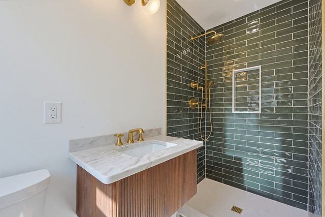 7 Hamilton St, Framingham, MA 01701