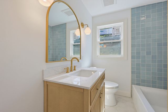 7 Hamilton St, Framingham, MA 01701