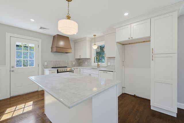 7 Hamilton St, Framingham, MA 01701