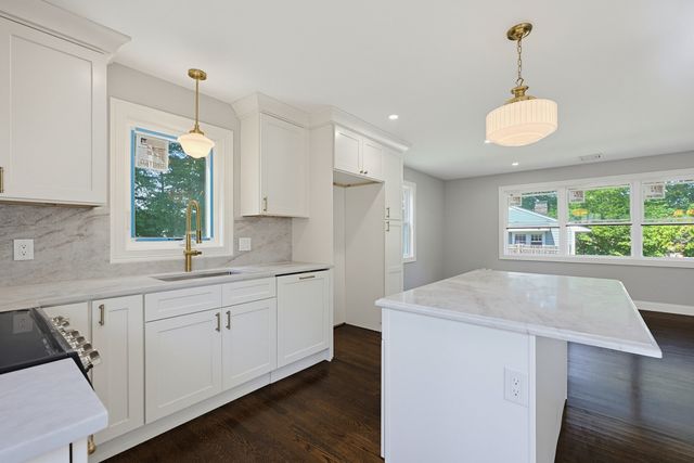 7 Hamilton St, Framingham, MA 01701