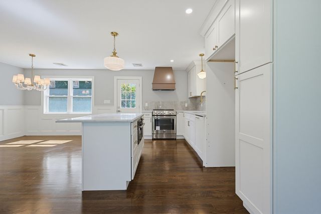 7 Hamilton St, Framingham, MA 01701