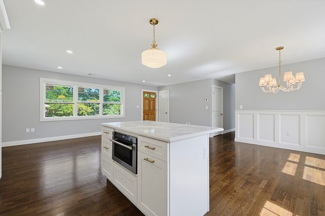 7 Hamilton St, Framingham, MA 01701