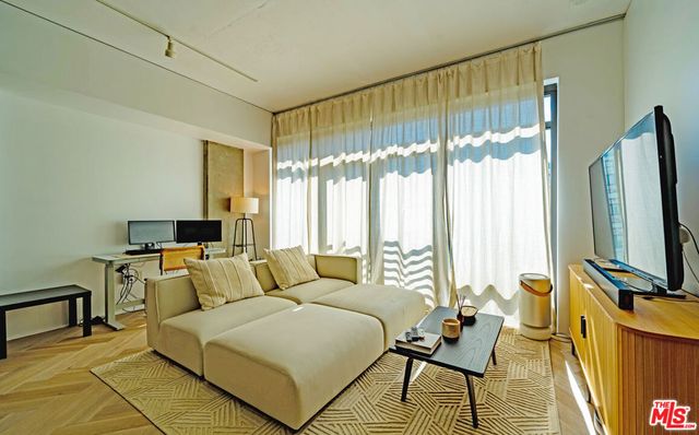 1111 S Grand Avenue 714, Los Angeles, CA 90015