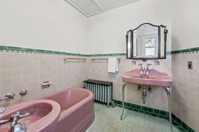 3305 W Bancroft Street, Ottawa Hills, OH 43606