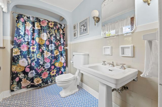 3305 W Bancroft Street, Ottawa Hills, OH 43606