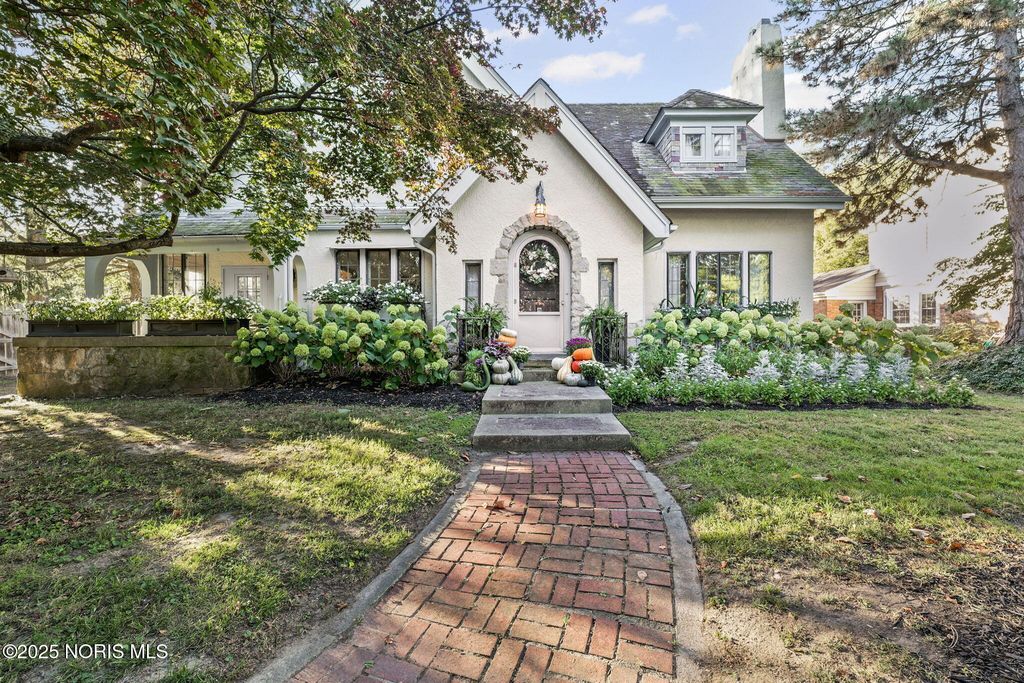 3305 W Bancroft Street, Ottawa Hills, OH 43606