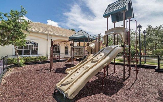 2106 Myrtlewood Circle E, Palm Beach Gardens, FL 33418