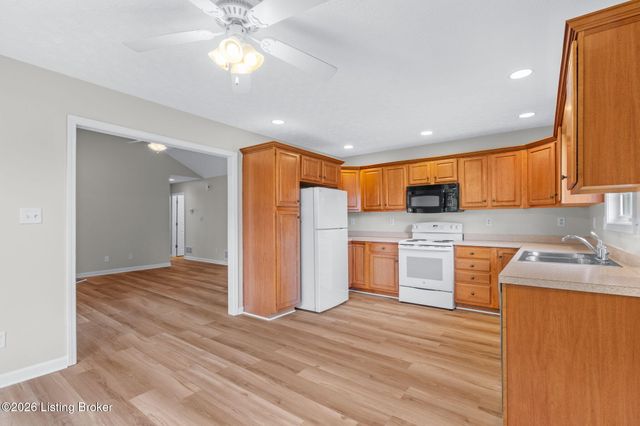 7101 Village Gate Trace, Louisville, KY 40291